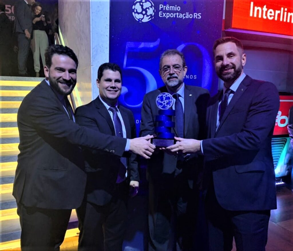 Equipe da Taurus recebe premio da Associação dos Dirigentes de Marketing e Vendas do Brasil (ADVB/RS)